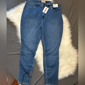 NWT Womens Wranglers Unforgettable Skinny Jeans Sz 18